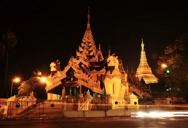 Paya pagoda Shwedagon diterangi di malam hari — Stok Foto