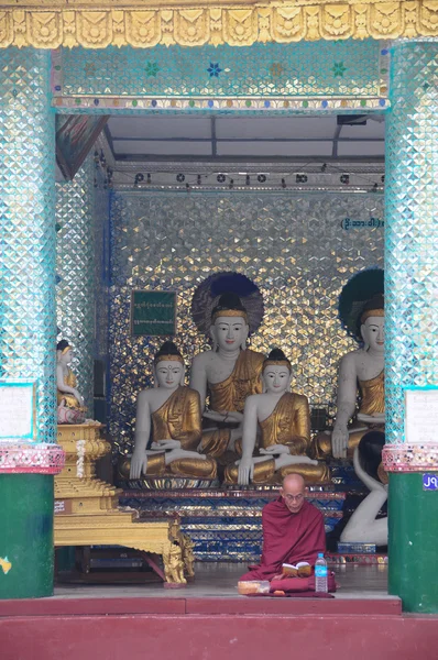 Burmańskim mnichem modli się w Shwedagon Pagoda — Zdjęcie stockowe