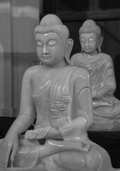 Buda heykelleri tapınağın dişin içinde — Stok fotoğraf