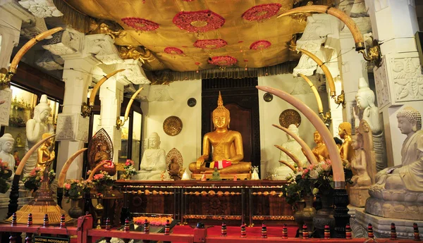 Buddha Statyer inne i templet av tanden — Stockfoto