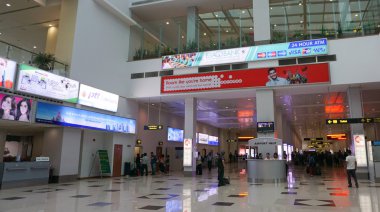 Yangon Havalimanı'nda yolcu terminal yolcuları yürüyüş