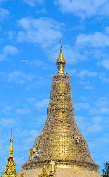 Spitze der goldenen Stupa in der Shwedagon-Pagode — Stockfoto