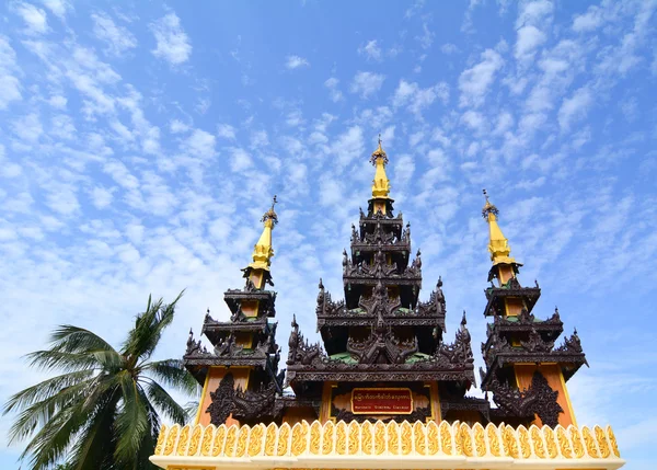 Parte superior de la estupa dorada en la pagoda Shwedagon — Foto de Stock