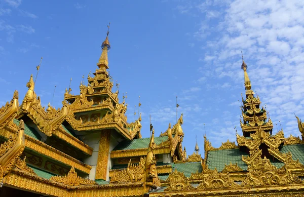 Topo da stupa dourada em Shwedagon pagode — Fotografia de Stock