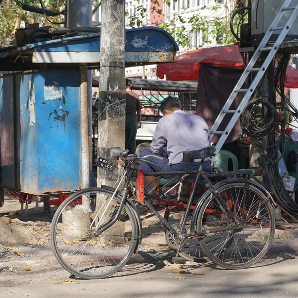 People and vehicles on the streets in Mandalay — Stock Photo, Image