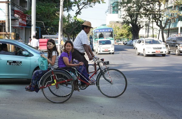 Persone e veicoli per le strade a Mandalay — Foto Stock