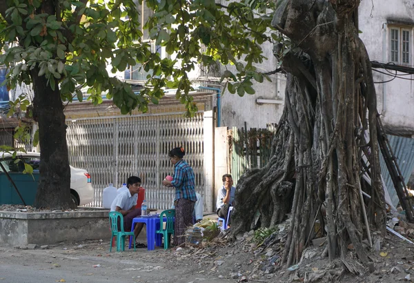 People and vehicles on the streets in Mandalay — Stock Photo, Image