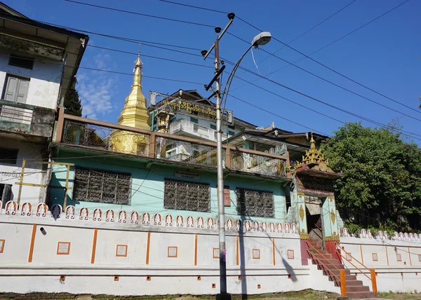 Zlatou stúpu ve městě Yangon — Stock fotografie