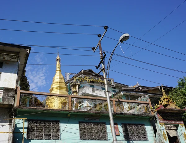 Estupa dourada no centro de Yangon — Fotografia de Stock