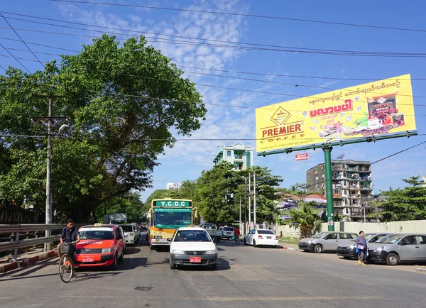 Az emberek és a járművek az utcán a Mandalay — Stock Fotó