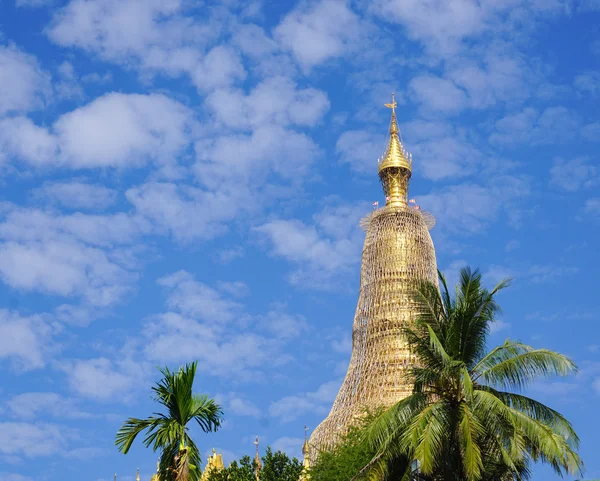 Góry złote stupa w Shwedagon pagoda — Zdjęcie stockowe