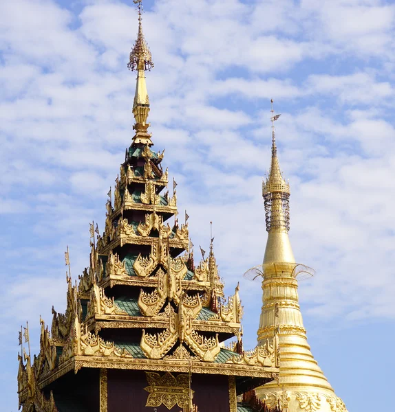 Topo da stupa dourada em Shwedagon pagode — Fotografia de Stock