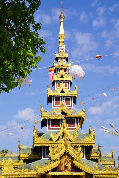 Top of golden stupa at Shwedagon pagoda — Stock Photo, Image