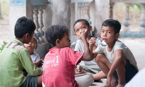 Les enfants asiatiques s'amusent au pays vietnamien — Photo