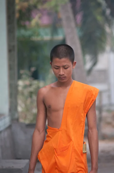 Aziatische jonge monniken ochtend alms wandelen — Stockfoto