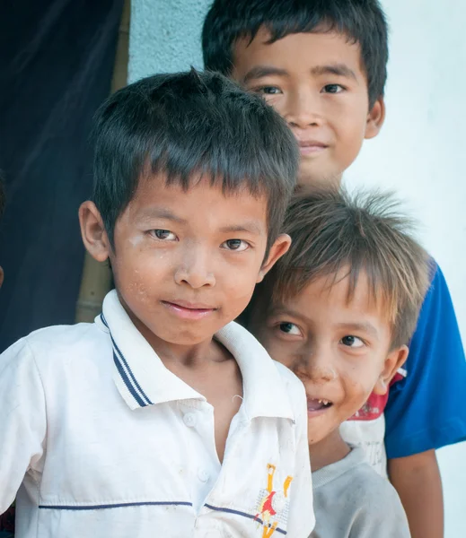 Crianças asiáticas se divertem no país vietnamita — Fotografia de Stock