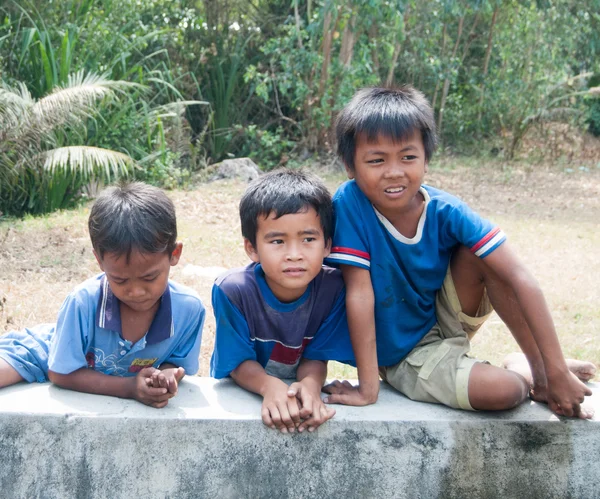 Aziatische kinderen veel plezier hebben in Vietnamese land — Stockfoto