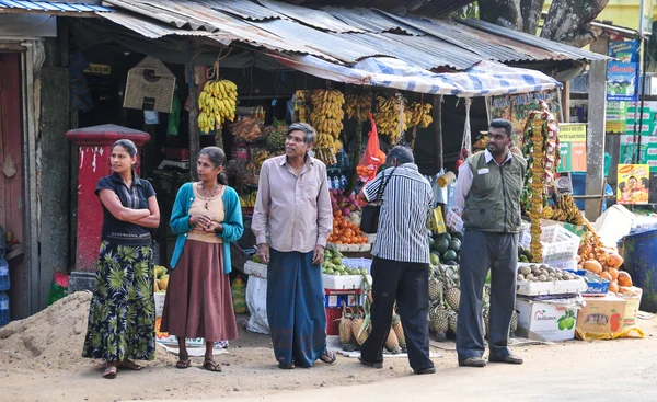 Verkäufer im Straßenladen verkaufen frisches Obst in sri lanka — Stockfoto