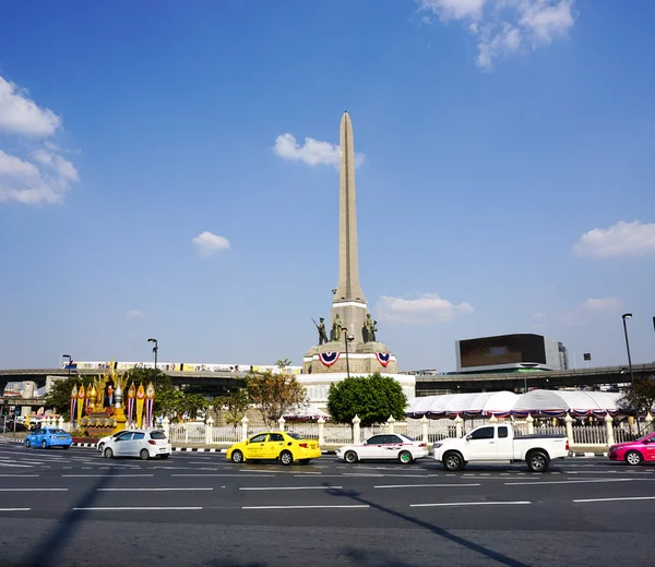 Many vehicles at Victory Monument in Bangkok — Stock Photo, Image