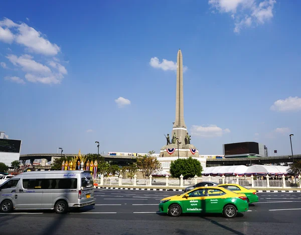 Many vehicles at Victory Monument in Bangkok — Stock Photo, Image