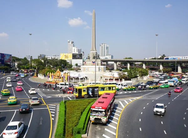 Muitos veículos no Monumento da Vitória em Bancoc — Fotografia de Stock