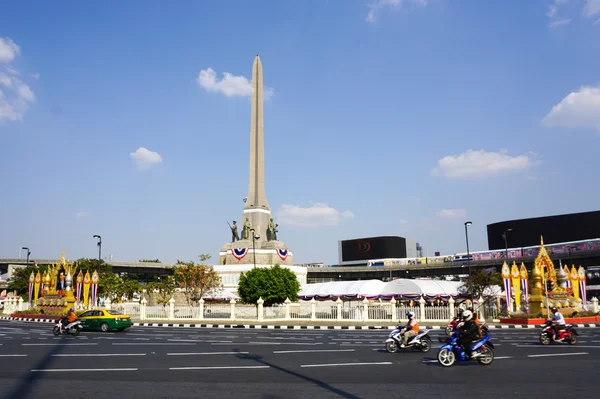 Many vehicles at Victory Monument in Bangkok — Stock Photo, Image
