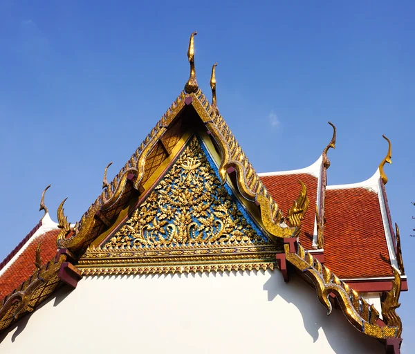Roof top of Buddhist temple in Bangkok — Stock Photo, Image
