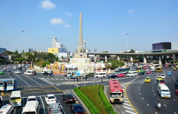 Many vehicles at Victory Monument in Bangkok — Stock Photo, Image
