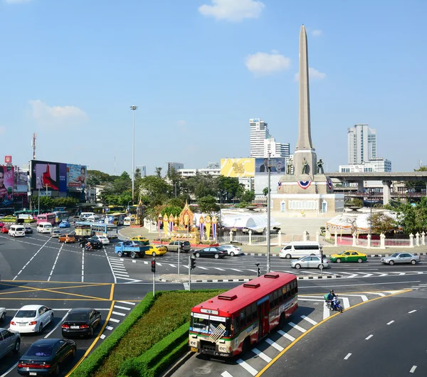 Many vehicles at Victory Monument in Bangkok — Stock Photo, Image