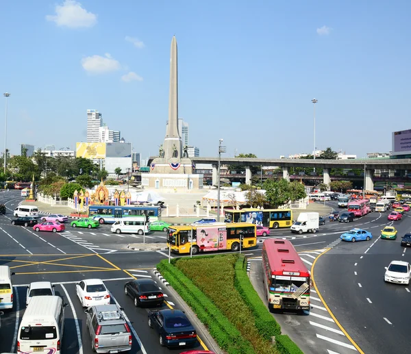 Muitos veículos no Monumento da Vitória em Bancoc — Fotografia de Stock