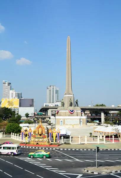 De nombreux véhicules au Monument de la Victoire à Bangkok — Photo