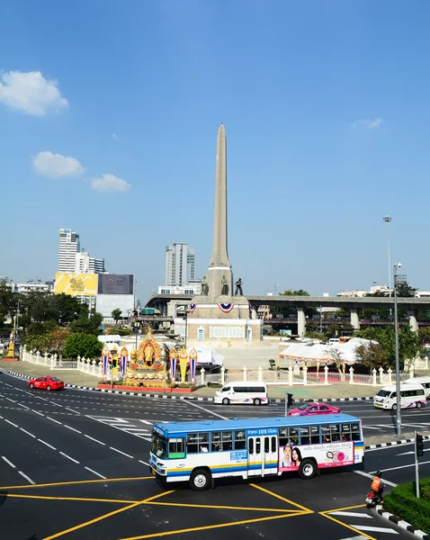 Many vehicles at Victory Monument in Bangkok — Stock Photo, Image