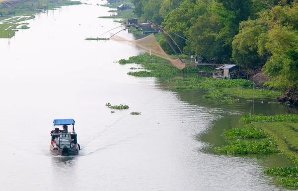 Barco de carga flutuando no rio Mekong — Fotografia de Stock