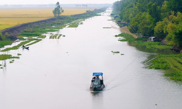 Cargo hajó, úszó a Mekong folyón — Stock Fotó