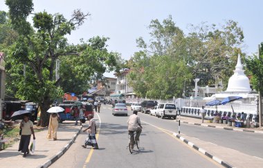 İnsanlar sokakta Sri Lanka