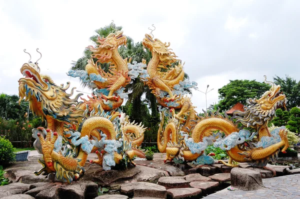 Drachen-Keramik schmücken den Park — Stockfoto