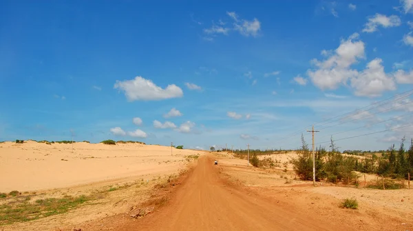 Estrada de terra e céu azul — Fotografia de Stock