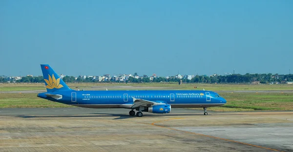 Sivil uçak Mandalay Uluslararası Havaalanı'nda otopark — Stok fotoğraf