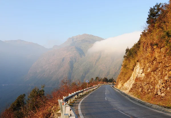 Bergstraße bei Regentag mit Wolken — Stockfoto