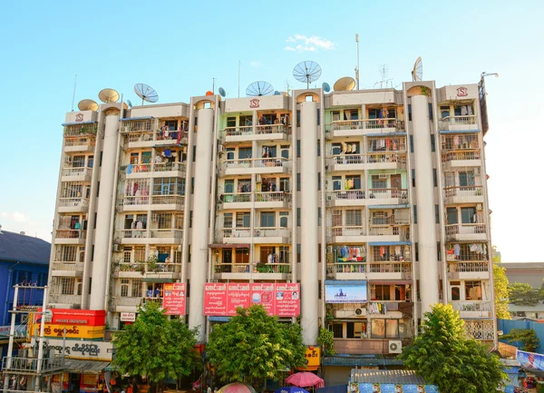 Edifícios modernos no centro de Yangon — Fotografia de Stock