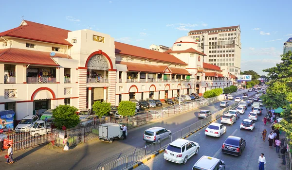 Sule Boulevard com Mercado de Bogyoke em Rangum — Fotografia de Stock