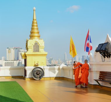 Budist rahipler tapınakta ziyaret