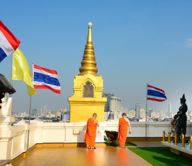 Budist rahipler tapınakta ziyaret