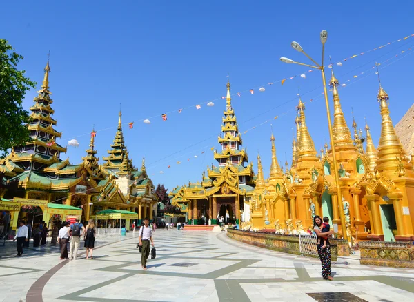 Shwedagon pagoda in Yangon, Myanmar — Stok fotoğraf