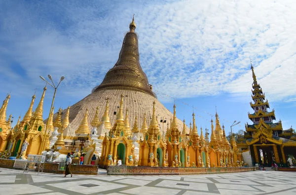 Shwedagon pagoda in Yangon, Myanmar — Stok fotoğraf