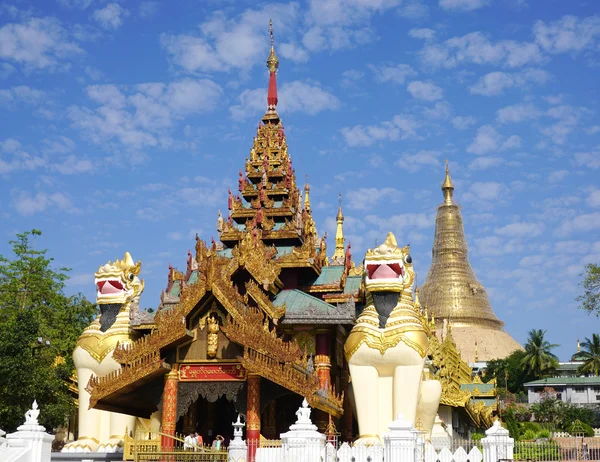 Shwedagon pagoda in yangon, Myanmar — стоковое фото