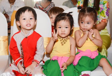 Çocuk çalışma ve bir kidergarten okulda oynamak