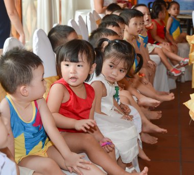 Çocuk çalışma ve bir kidergarten okulda oynamak