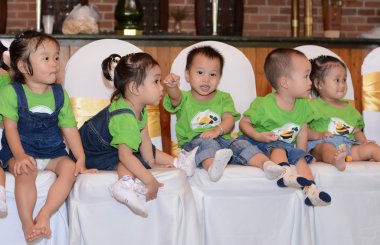 Çocuk çalışma ve bir kidergarten okulda oynamak