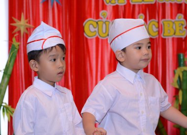 Çocuk çalışma ve bir kidergarten okulda oynamak